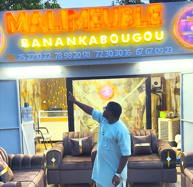 Le responsable de Mali Meuble devant le showroom de Banakabougou