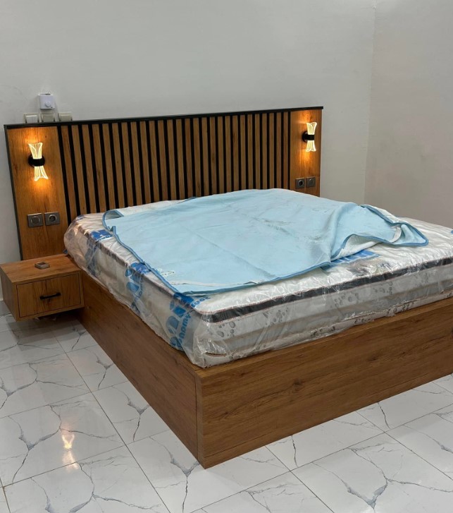 Lit comptemporain en bois rouge et lumineux