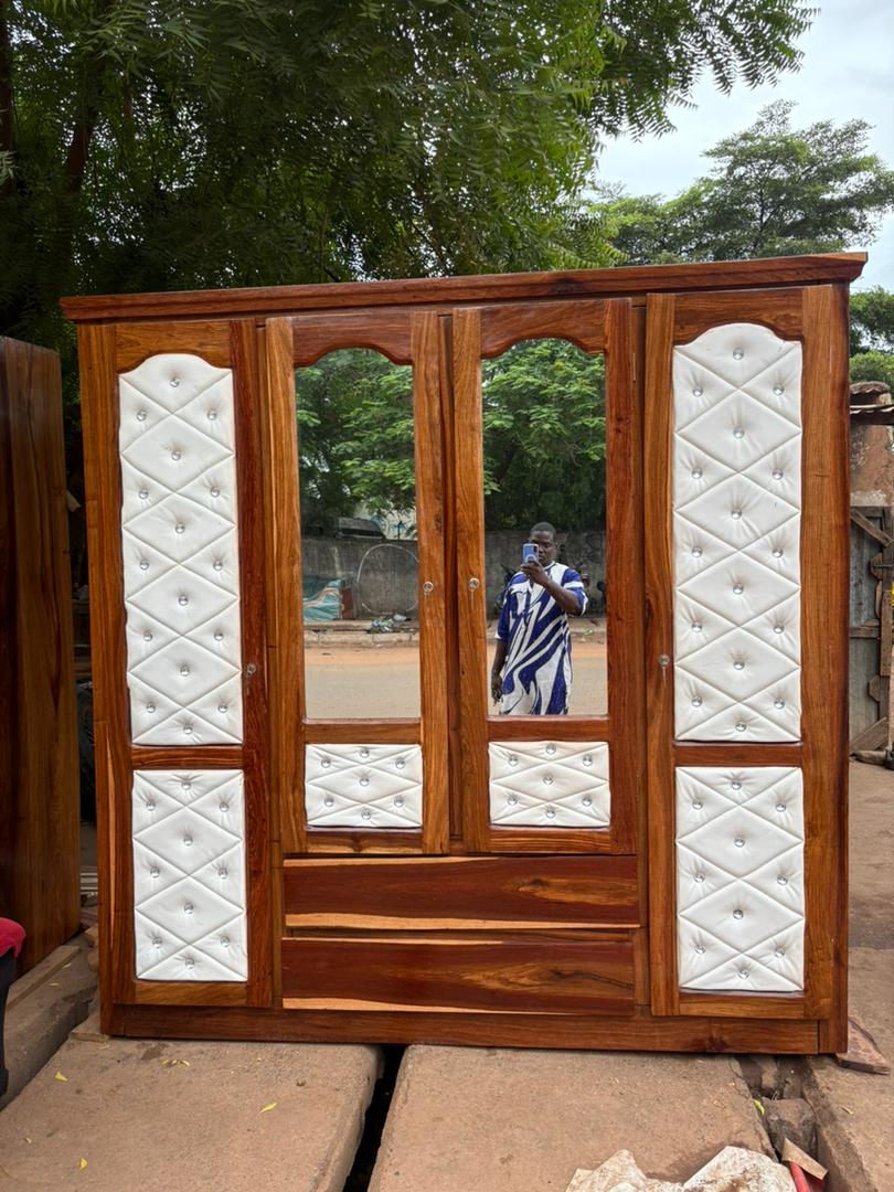 Armoire 4 portières bois rouge et massif